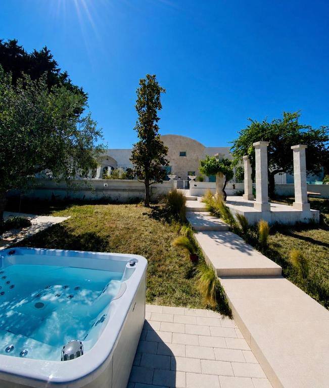 Casale Del Musico - garden with outdoor hot tub